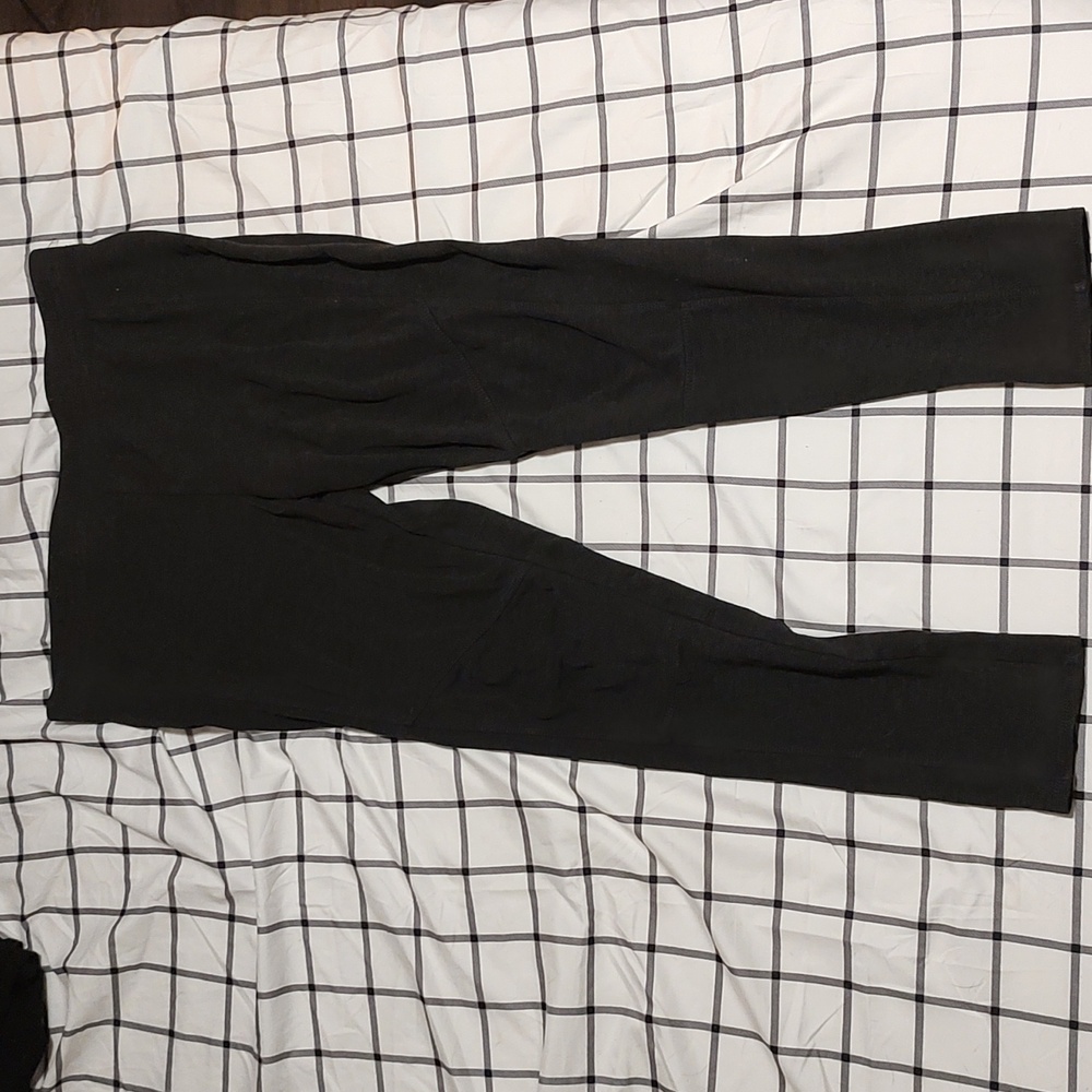 Grey Kohl's leggings gas seems to outline the knee area